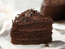 Bolo de chocolate fofinho com cobertura e recheio de brigadeiro: como fazer