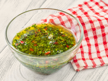 Aprendi a fazer um chimichurri caseiro que pode ficar até um mês na geladeira: tempero é perfeito para peixes, carnes e legumes