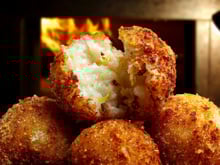 Bolinho de arroz com queijo: aprenda a fazer este aperitivo que é uma explosão de sabor