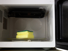 Pode higienizar a esponja no micro-ondas? Saiba tudo no TudoGostoso