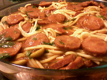 Espaguete com molho de calabresa