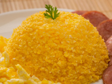 O cuscuz nordestino é feito com flocão de milho hidratado com água e sal: faça em casa a receita tradicional do prato queridinho dos brasileiros