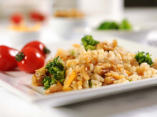 Arroz integral com brócolis, nozes e cheddar