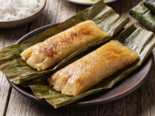 Pé de moleque nordestino de mandioca e coco na folha de bananeira
