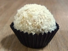 Como fazer beijinho sem panela e sem leite condensado: é só misturar tudo e aproveitar o docinho!