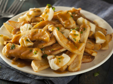 Poutine: receita de batata frita com molho de carne e queijo