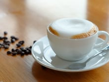 Espuma de leite: confira 2 formas de fazer em casa