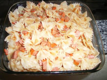 Macarrão gravatinha com molho de salsicha