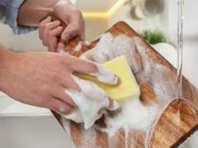 Você está fazendo errado: é assim que eu limpo a minha tábua de corte para desinfetar e tirar o cheiro ruim