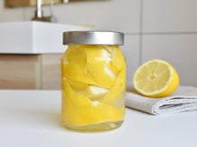 Você está jogando um tesouro fora: o truque com cascas de limão que limpa a casa inteira sem esforço