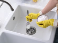 Ralinho da pia sujo nunca mais! Veja como manter o ralo da cozinha sempre limpo