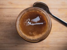 Mel estragado ou mel cristalizado? Entenda se tem diferença e veja dicas de como conservar o ingrediente