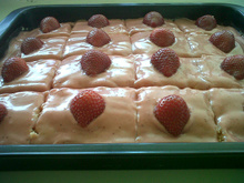 Bolo molhadinho de morango