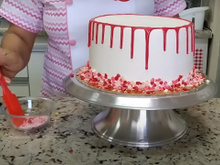 Bolo pronto em 1 hora desde a massa até a finalização que aprendi com uma culinarista: receita é o bolo de festa mais rápido e gostoso que você vai fazer