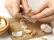 Parei de jogar as cascas de alho fora depois que eu descobri essa utilidade maravilhosa