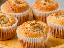 Cupcake de banana fácil é o lanche doce perfeito para colocar a lancheira das crianças (e o bolinho pronto pode ser congelados)