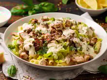 A salada refrescante que vai salvar seus dias de calor: o segredo está no molho