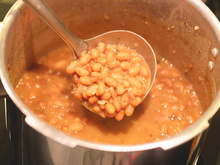 Qual o segredo para conseguir um caldo de feijão grossinho? Separamos as melhores soluções!