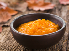 É muito fácil transformar abóboras frescas em purê de abóbora caseiro, um acompanhamento saboroso e nutritivo para comer a semana toda