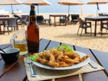 Atenção! Esses são os alimentos que você deve evitar se for comer na praia, petisco queridinho pode oferecer riscos à saúde