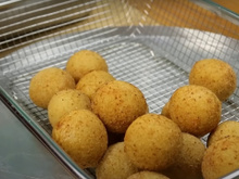 Adeus bolinha de queijo estourada no óleo: essa é a melhor receita de salgadinho da vida, massa leve e deliciosa!