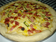 Pizza portuguesa com borda de catupiry by Neneli