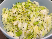 Salada de repolho oriental simples e deliciosa, o modo de preparo tem um segredo que faz toda a diferença