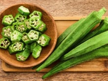 7 benefícios do quiabo: um vegetal comum com muito mais do que apenas um monte de fibras