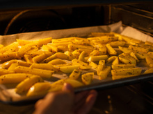 Embora possa parecer absurdo, muitos fornos têm função de air fryer: como usá-la corretamente e saber se vale a pena?