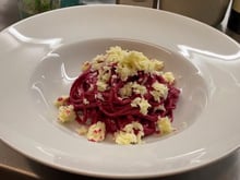 Massa com molho de beterraba