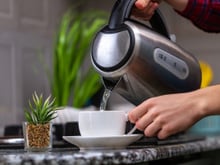 Chaleira Elétrica vs. Chaleira Tradicional: Qual a melhor opção para sua cozinha?