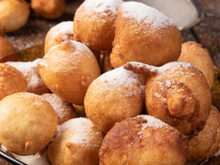 Bolinho de chuva SEM FARINHA DE TRIGO crocante por fora e cremoso por dentro: você escolhe a receita com ou sem banana