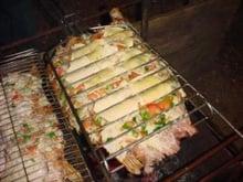 Peixe grelhado com requeijão.