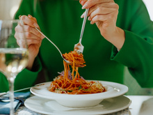 9 truques de chef para deixar o molho de macarrão pronto do supermercado com sabor caseiro e pareça fresco