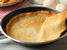 Eu coloco isso na massa e minhas panquecas ficam leves, macias e viram na frigideira sem desmanchar