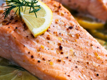 A refeição perfeita para o verão: 10 minutos no forno e o peixe sai perfeito e suculento