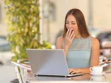 Uma sensação de sonolência toma conta do seu corpo sorrateiramente após uma refeição? Esse cansaço tem um motivo