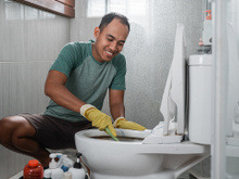 Não pode jogar água no banheiro do seu apartamento? Aprenda como fazer uma lavagem a seco eficiente!