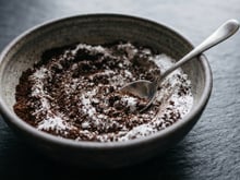 Para que serve combinar borra de café com bicarbonato de sódio? TudoGostoso explica por que o truque está ficando popular e como usá-lo corretamente