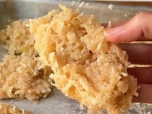 Levei essa cocada com abacaxi para a Festa Junina e ela desapareceu da mesa em minutos graças a receita que vi no TudoGostoso