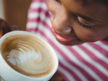 Famosas estão trocando o café tradicional por esta mistura com manteiga e óleo de coco: conheça os benefícios e saiba como fazer