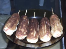 Salsicha Empanada no Palito
