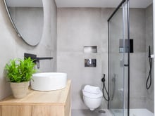 Especialistas em reformas e designers de interiores concordam: "Em banheiros pequenos, o box ideal deve ser fixo e transparente, e a base do chuveiro deve estar nivelada com o piso e ter uma cor semelhante à do piso."
