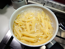 Minha vizinha cozinheira me ensinou o melhor macarrão com carne e queijo cremoso que eu já comi na vida e agora quero todos os dias