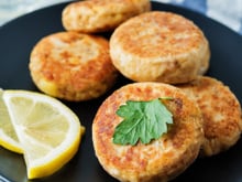 Não fazia ideia do que preparar para o jantar, mas me apaixonei por essa receita que encontrei: com 1 lata de atum, 1 batata e 1 ovo, sem usar farinha, você faz uma refeição completa!