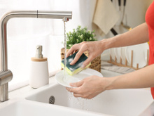 Menos espuma, mais economia: o método japonês mais inteligente para lavar louça sem sabão e sem desperdício de água