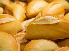 Como amolecer o pão para que fique com gosto de pão fresco: um truque simples de chef