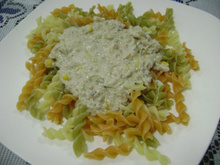 Fusilli tricolore com atum