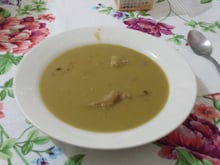 Sopa de ervilha com sobras de costelinha de porco