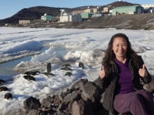 Aos 59 anos, ela foi demitida e decidiu inovar aceitando um trabalho na Antártida; passou a acordar às 6h30, encontrou uma rotina na neve e criou uma forte relação com a comunidade local